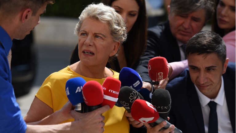 Ελενα Ακρίτα μιλάει στα μικρόφωνα