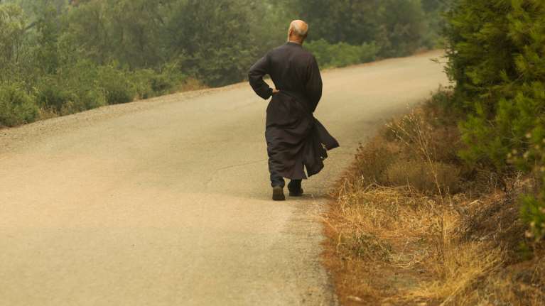 Βίλια: Ηγούμενος πυροβόλησε 45χρονο που είχε πάει να μονάσει γιατί του ζήτησε χρήματα για τα μεροκάματα που έκανε στη μονή