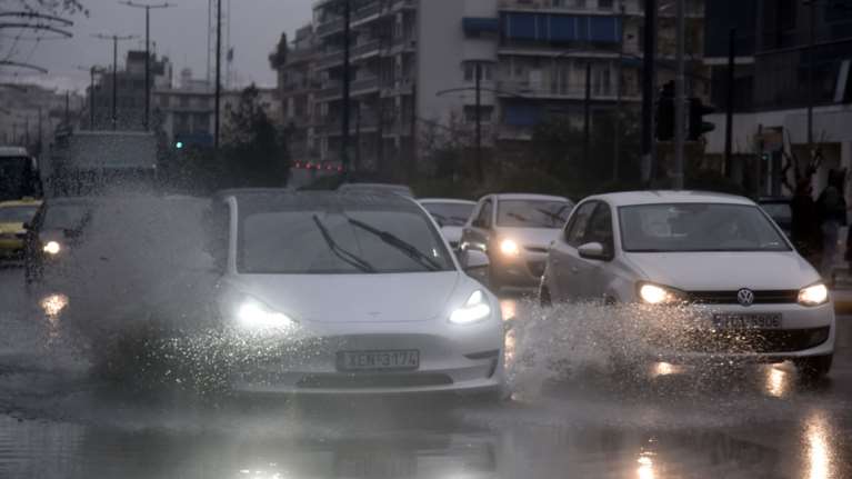 Σε εξέλιξη η κακοκαιρία με βροχές και καταιγίδες: Μποτιλιάρισμα στους δρόμους της Αττικής - Αναλυτική πρόγνωση