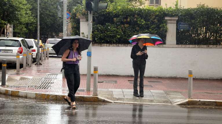 &quot;Τρελός&quot; καιρός με καταιγίδες και υψηλές θερμοκρασίες - Πότε εξασθενούν τα έντονα φαινόμενα