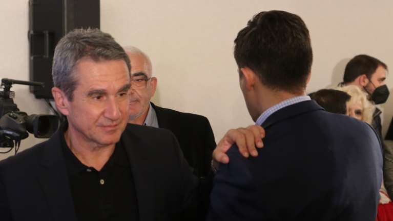 Ξαφνική κρίση- ΠΑΣΟΚ εναντίον Λοβέρδου για τον πρωθυπουργό &quot;άγνωστο χ&quot;: Παράδοξο να έχεις τις ίδιες αγωνίες με Οικονόμου και Σκέρτσο