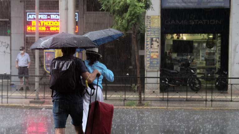 Ο καιρός σήμερα: Λίγο ακόμα &quot;καλοκαίρι&quot; πριν την κακοκαιρία - Οι προβλέψεις για &quot;επικίνδυνο&quot; Νοέμβριο