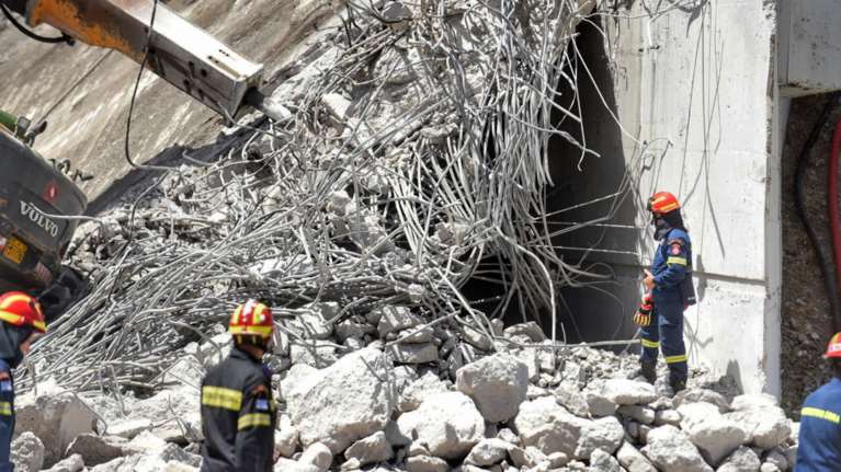 Κατάρρευση γέφυρας στην Πάτρα: Ψάχνουν για εγκλωβισμένους - Γνωστά τα προβλήματα στατικότητας - 1 νεκρός, 14 τραυματίες