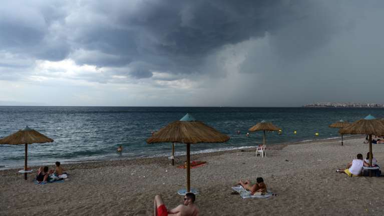 Από καύσωνας... φθινόπωρο: Ακραία αλλαγή με μπουρίνια και πτώση της θερμοκρασίας - Πού θα εκδηλωθούν σήμερα καταιγίδες