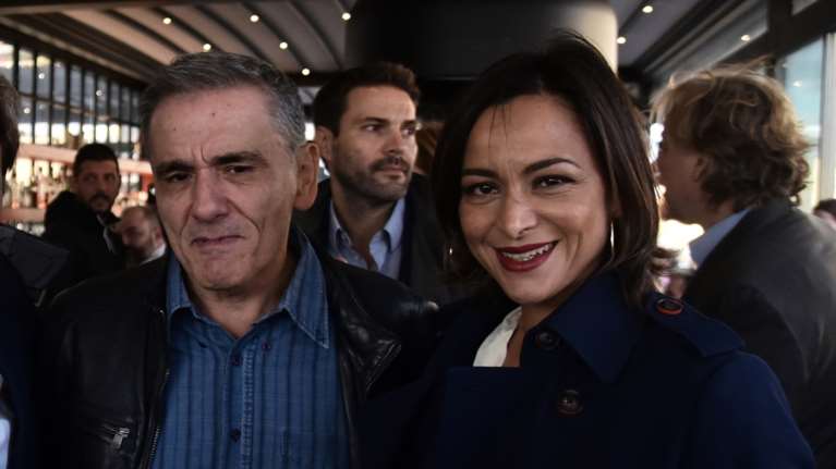 Ευκλείδης Τσακαλώτος: Σπάνια δημόσια εμφάνιση με τη σύντροφό του, Όλγα Νάσση [Εικόνες]