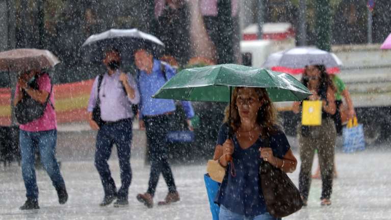 &quot;Φθινόπωρο&quot; από αύριο σε όλη τη χώρα - Ασυνήθιστο κύμα κακοκαιρίας ακόμα και σε παραθαλάσσιες περιοχές