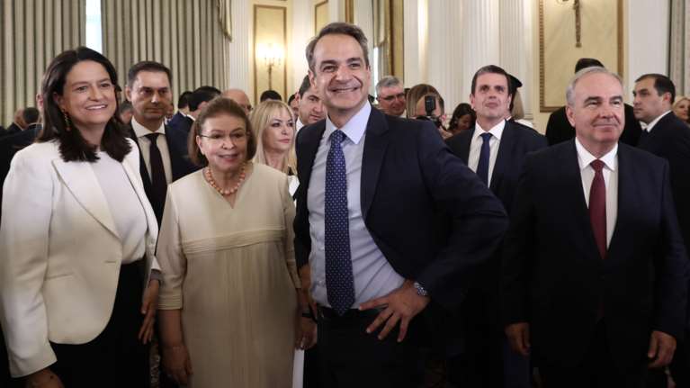 Οι πρώτες οδηγίες Μητσοτάκη στους νέους υπουργούς: Μπλε φάκελοι, πίεση για σκληρή δουλειά και έλεγχος επί... τόπου