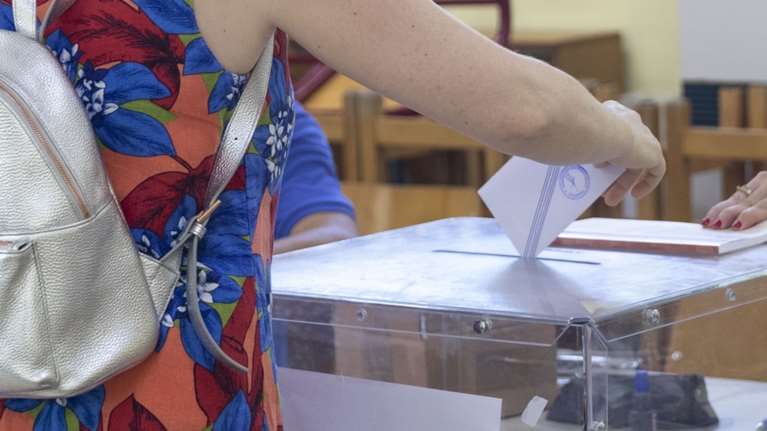 Όλα όσα πρέπει να γνωρίζετε για τις εκλογές - Πού ψηφίζουμε, οι νέοι ψηφοφόροι, η εμπλοκή με τους ετεροδημότες και οι διερευνητικές