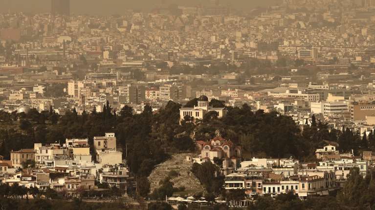 Καιρός: Αφρικανική σκόνη, ζέστη και άνεμοι Foen σε όλη τη χώρα – Πότε υποχωρεί το φαινόμενο, τι καιρό θα κάνει το Πάσχα