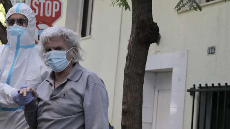 Κορονοϊός: &quot;Κόκκινος&quot; συναγερμός στα γηροκομεία της χώρας - Αγωνία για 20.000 ηλικιωμένους
