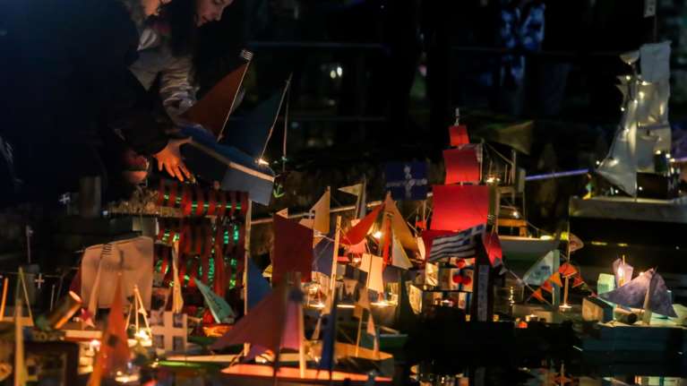Δράμα: Τα παιδιά έστειλαν ευχές με χάρτινα καραβάκια στα νερά της Αγίας Βαρβάρας [εικόνες]