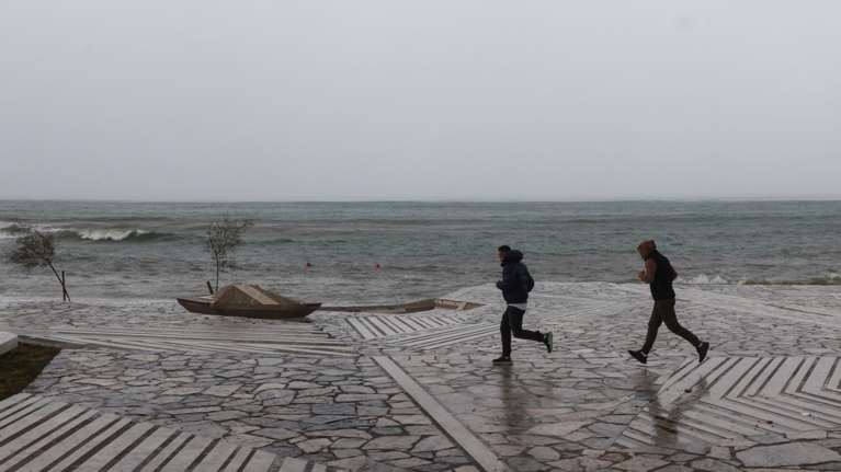 Καιρός: Συνεχίζεται η αστάθεια με ισχυρές καταιγίδες τις πρώτες πρωινές ώρες