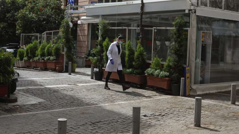 Έρευνα ΕΒΕΑ για κορονοϊό: "Κόκκινο" έχει χτυπήσει η ανησυχία των Ελλήνων