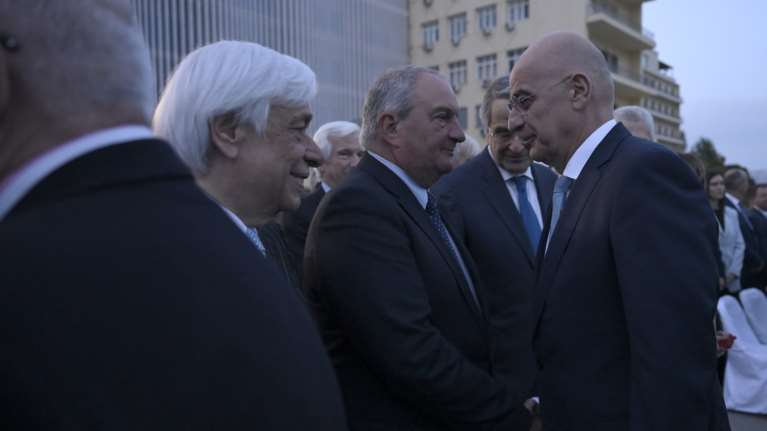 &quot;Αρχηγική&quot; εμφάνιση Δένδια μαζί με τους δύο πρώην πρωθυπουργούς της ΝΔ- Η απουσία Μητσοτάκη και το παρασκήνιο