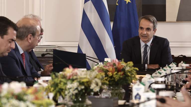 Μητσοτάκης στο υπουργικό με υποσχέσεις για την ακρίβεια: "Μειώνονται στα 2,5 ευρώ τα διόδια της Αττικής Οδού"