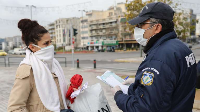 Lockdown: Με ποια χαρτιά θα μετακινούνται οι εργαζόμενοι - Πώς εκδίδονται οι βεβαιώσεις
