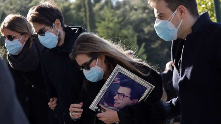 Το τελευταίο αντίο στον Σήφη Βαλυράκη - Ράγισαν καρδιές η σύζυγος και οι δύο γιοι του στην κηδεία [Εικόνες]