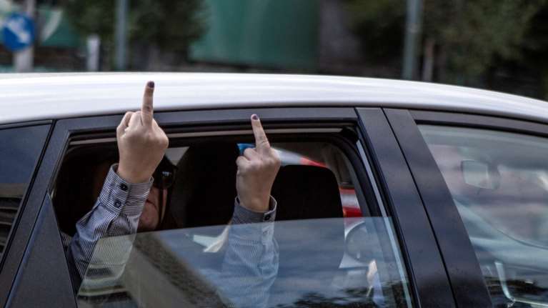 Επεισοδιακή άφιξη Μιχαλολιάκου στη ΓΑΔΑ: Μπάσταρδε τράβα φυλακή- Σκατορουφιάνοι φώναξε ο &quot;αρχηγός&quot;… [Βίντεο]