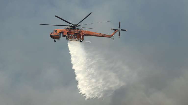 Εμπρησμό &quot;βλέπει&quot; η Πυροβεστική για την ανεξέλεγκτη φωτιά στην Κάρυστο - Απειλήθηκαν σπίτια στην Κρήτη