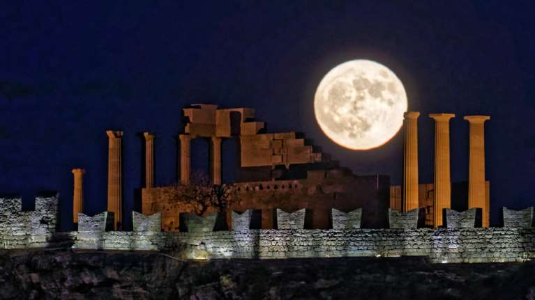 Blue Moon: Τι συμβολίζει η αποψινή μπλε πανσέληνος - Γιατί είναι τόσο μαγική