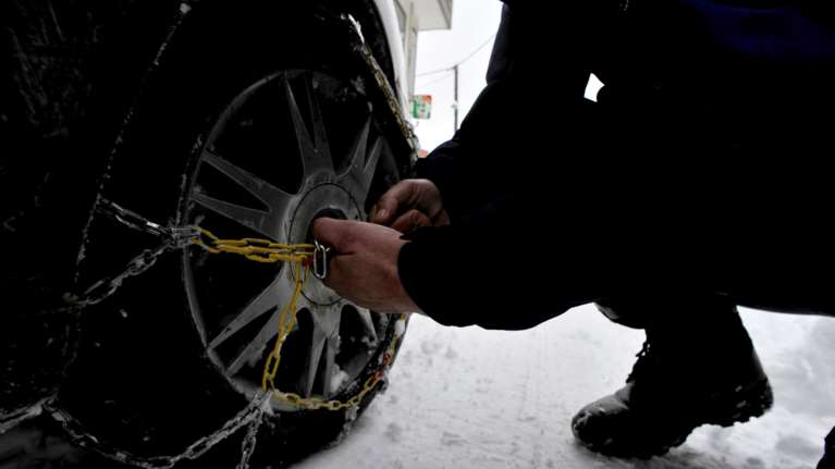 Αλλαγές στα διπλώματα οδήγησης: Οι υποψήφιοι θα μαθαίνουν να χρησιμοποιούν αντιολισθητικές αλυσίδες
