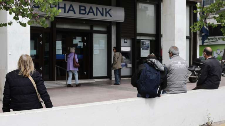 Κορονοϊός: Τέλος τα μέτρα στις τράπεζες για την είσοδο των πελατών - Υποχρεωτική μόνο η μάσκα