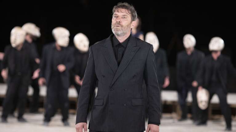 &quot;Οιδίπους Τύραννος&quot;: Αποθέωση για τον Γιάννη Στάνκογλου στην Επίδαυρο - Καταχειροκροτήθηκε από το κοινό