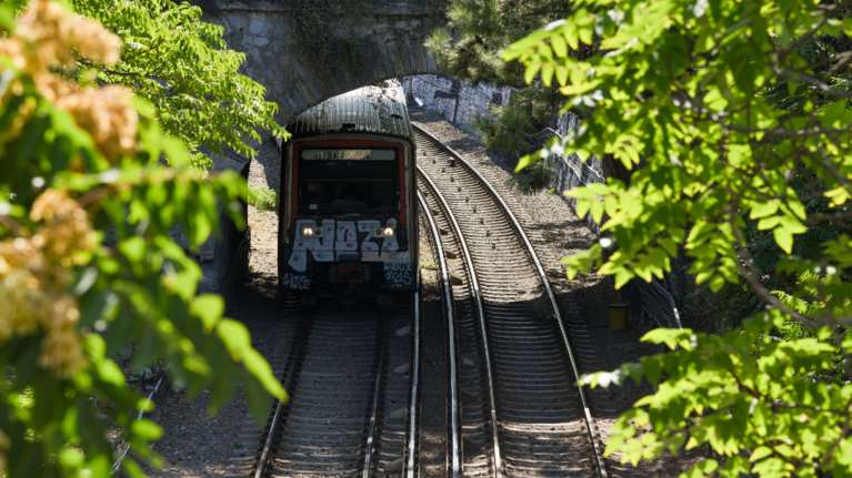 Επεσε δέντρο στις γραμμές του ΗΣΑΠ - Προσωρινή διακοπή δρομολογίων