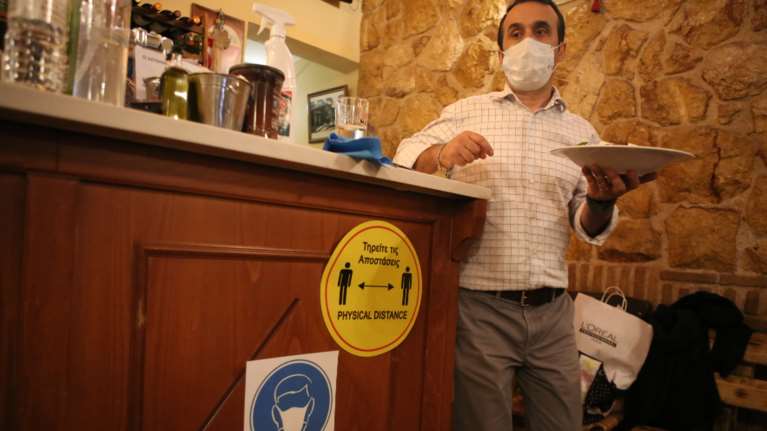 Σκέψεις για νέα μέτρα στις &quot;κόκκινες&quot; περιοχές - Τα σενάρια που εξετάζει το υπ. Υγείας