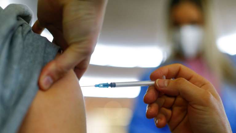 Κορονοϊός: Πότε μπορούν να κάνουν την ενισχυτική δόση όσοι έχουν ληγμένο πιστοποιητικό εμβολιασμού