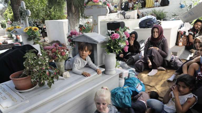 Η &quot;νεκρόπολη&quot; της Λέσβου: Ζωή στα νεκροταφεία με τα παιδιά πάνω σε τάφους - 10 συγκλονιστικές εικόνες