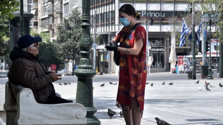 Ο &quot;οδικός χάρτης&quot; για τα υποχρεωτικά self tests εργαζομένων σε τράπεζες, καταστήματα, καφετέριες, κομμωτήρια