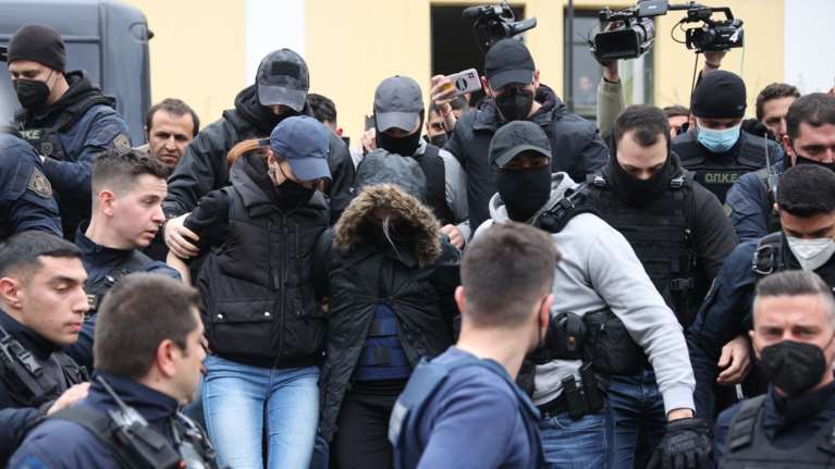 Ρούλα Πισπιρίγκου: Αυτό είναι το κελί της -  Το μονό κρεβάτι, η ατομική ντουζιέρα και τα κολάζ στους τοίχους [Βίντεο]