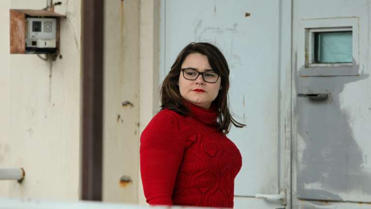 Χρυσή Αυγή: Έξαλλη η κόρη του Μιχαλολιάκου - Πέταξε νερό σε δημοσιογράφους [βίντεο]