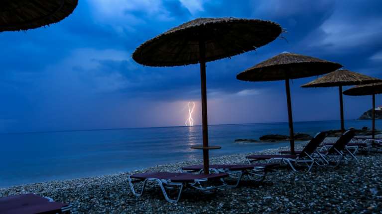 &quot;Χορός&quot; κεραυνών τη Δευτέρα σε Δυτική Στερεά και Πελοπόννησο [χάρτης]