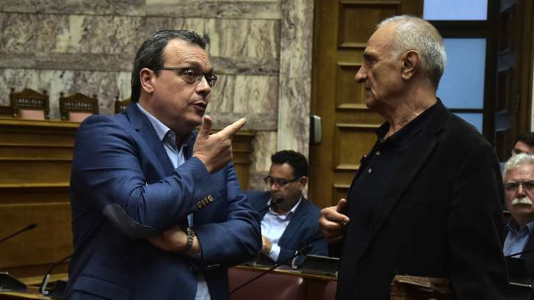 Μπέρδεψαν τις γραμμές τους στον ΣΥΡΙΖΑ ενώπιον της Βουλής