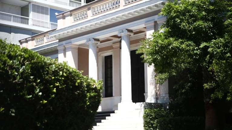 Παρέμβαση Μαξίμου σε δημοτικό σχολείο στον Λούρο Πρέβεζας: Του έστειλαν υπολογιστές, προτζέκτορες και φωτοτυπικό