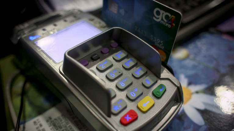 Ερχονται τα ηλεκτρονικά &quot;κουπόνια&quot; έκπτωσης φόρου για πληρωμές με κάρτα: Πώς θα τα μαζεύουμε - Ποια επαγγέλματα θα αφορά