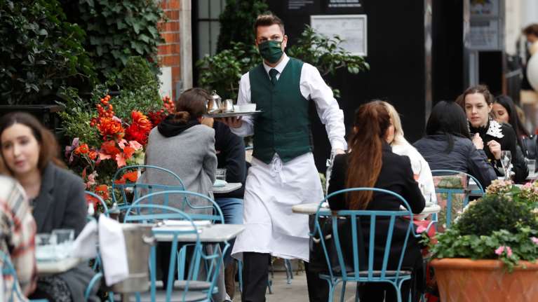 Βρετανία: Σήμερα η ανακοίνωση των περιοριστικών μέτρων που θα εφαρμοστούν μετά την άρση του lockdown