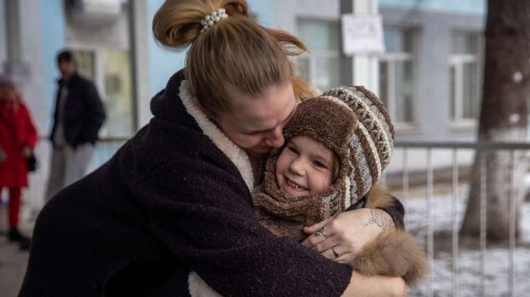 Ουκρανία: Εστησαν επιχείρηση για να διασώσουν ένα 6χρονο κορίτσι από το πολιορκημένο Μπαχμούτ- Η πορεία στο χιόνι
