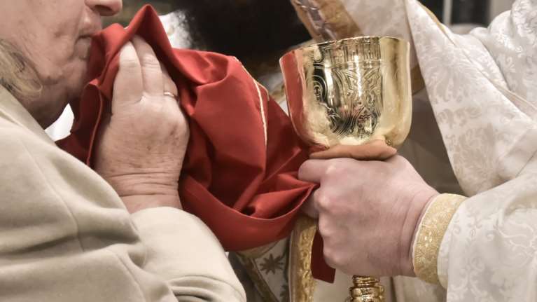 Ανεκδιήγητος Μητροπολίτης Ιωαννίνων: Έθεσε σε αργία ιερείς επειδή χρησιμοποίησαν κουταλάκια μιας χρήσης στη Θεία Κοινωνία