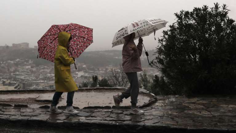 Η κακοκαιρία σαρώνει τη χώρα: Σε ποιες περιοχές θα χτυπήσουν οι καταιγίδες και οι χιονοπτώσεις [εικόνες]