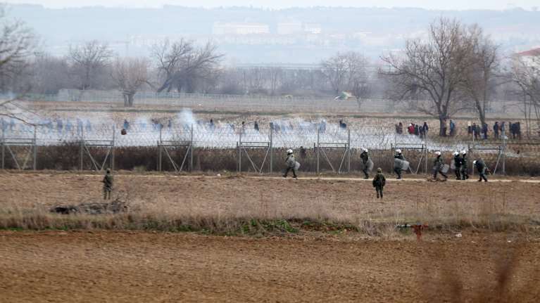 Νέα επεισόδια στον Έβρο: Ρίχνει χημικά η τουρκική αστυνομία, ρίψη νερού από την "Αύρα"