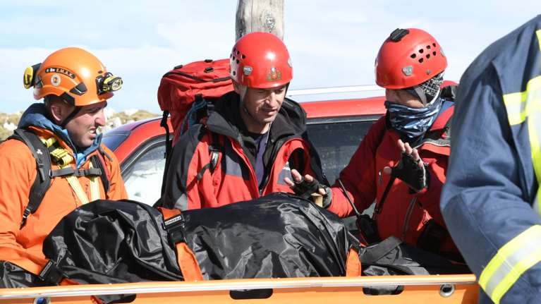 Συγκλονιστικές εικόνες: Πυροσβέστες κουβαλούν το άψυχο κορμί του 32χρονου πιλότου στα Ιωάννινα