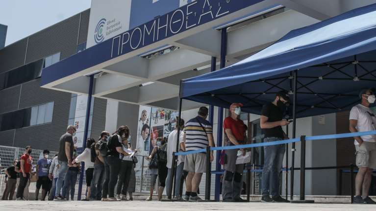 Κορονοϊός: Απομακρύνεται ο στόχος για ανοσία τον Αύγουστο - Για ποια νησιά χτυπά συναγερμός - Έρχεται δύσκολο φθινόπωρο