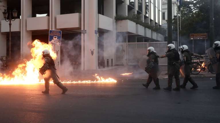 Ένταση, χημικά και μολότοφ στο Σύνταγμα - Εννέα συλλήψεις και πάνω από δέκα προσαγωγές [Εικόνες]