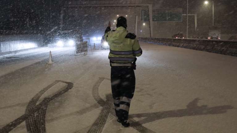 Κακοκαιρία &quot;Μήδεια&quot;: Κλειστή η Εθνική Αθηνών - Λαμίας - Πού έχει διακοπεί η κυκλοφορία, πού χρειάζονται αλυσίδες