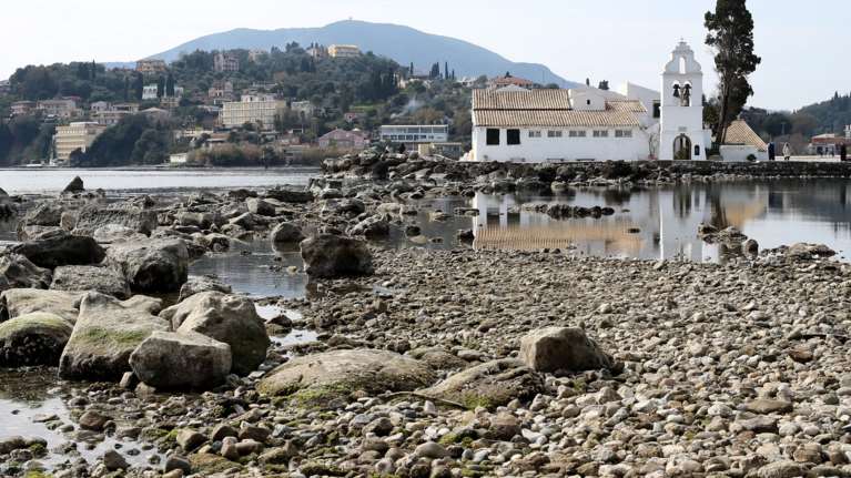 Κέρκυρα: Εικόνες αποκάλυψης - Η άμπωτη &quot;ξεγύμνωσε&quot; το Ποντικονήσι [εικόνες]