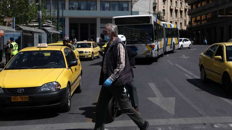 Νέα ΚΥΑ για τα ταξί και τα Ι.Χ: Πόσοι επιβάτες επιτρέπονται – Τι ισχύει για μάσκες και κλιματισμό