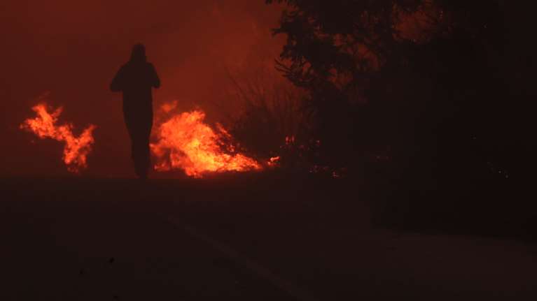 Νύχτα &quot;κόλαση&quot; στην Πεντέλη: Μάχη για να σωθεί το &quot;Παίδων&quot; - Αναζωπυρώσεις και ισχυροί άνεμοι [εικόνες-βίντεο]